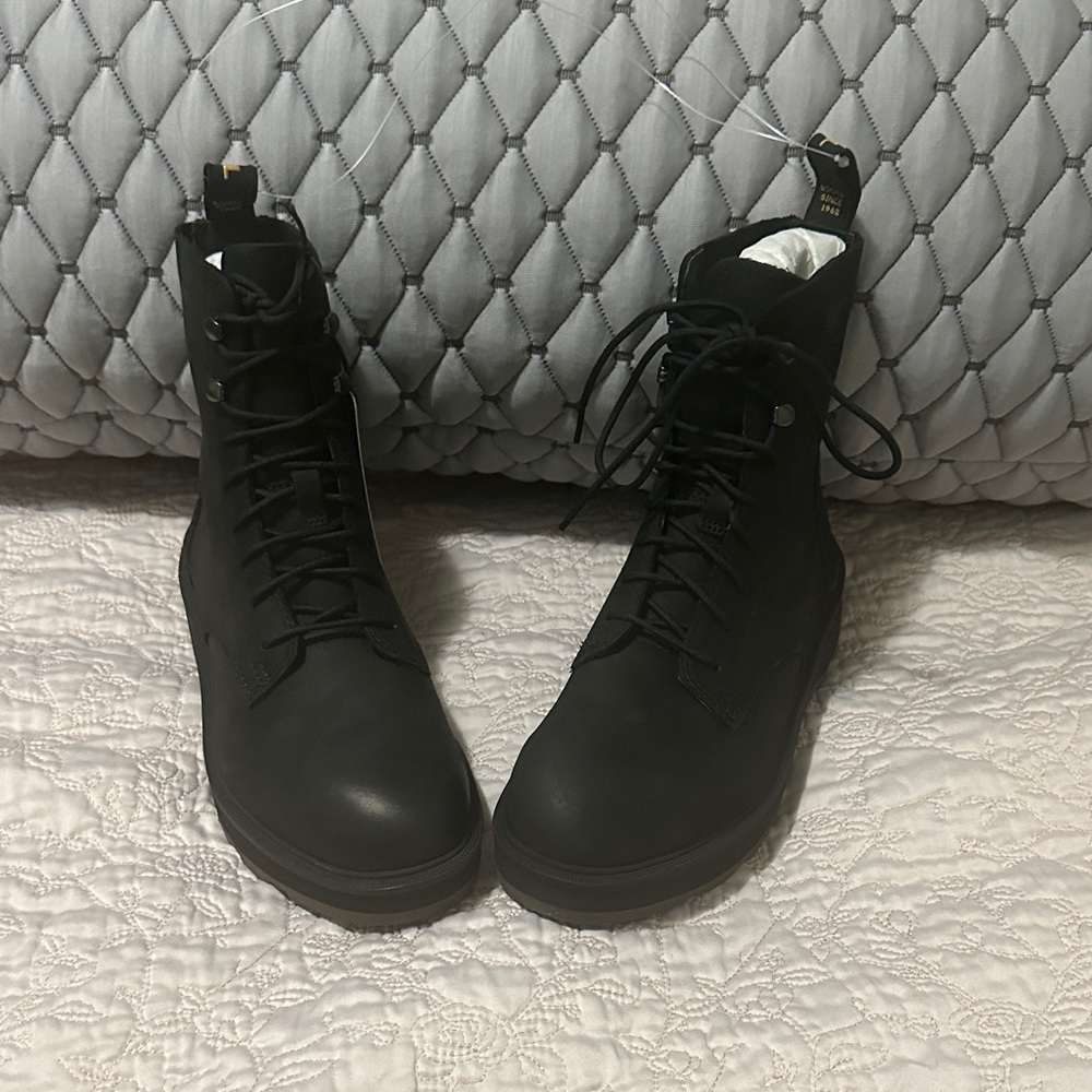 Sorel Hi-Line Lace Boots Women's Size 8 Black Waterproof Leather